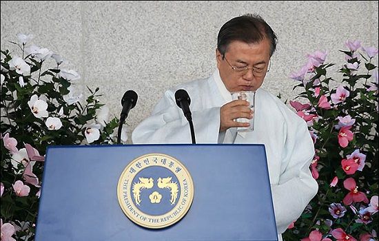 문재인 대통령이 지난 8월 충남 천안 독립기념관에서 열린 '제74주년 광복절 정부 경축식'에 경축사를 하기 전 목을 축이고 있다. ⓒ사진공동취재단