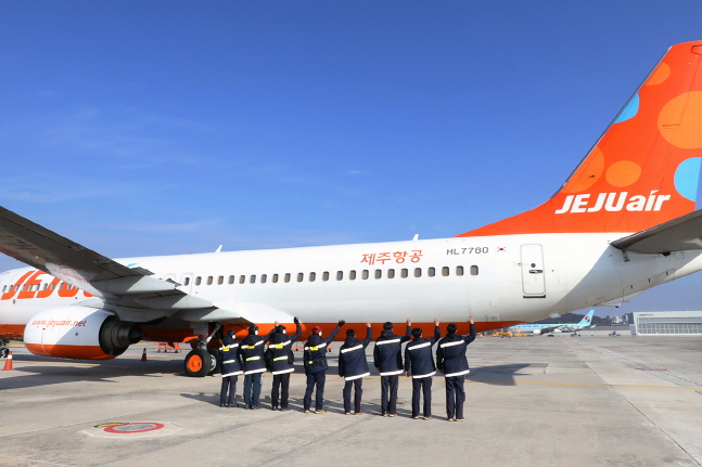 제주항공 임직원들이 19일 오전 김포국제공항에서 기재 반납을 위해 떠나는 HL7780 항공기를 배웅하고 있다.ⓒ제주항공