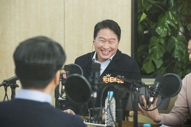 최태원 SK회장이 17일 서울 종로구 서린동 SK빌딩에서 '보이는 라디오' 형식의 99차 행복토크를 하고 있다. ​ⓒSK