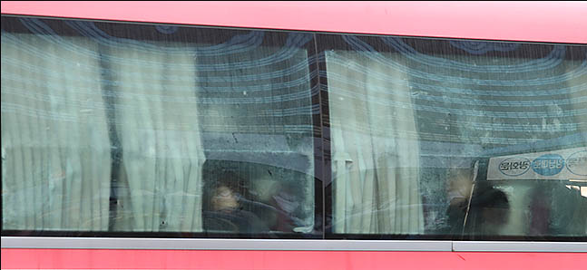 전국 대부분 지역에서 영하권의 추위를 보이면서 오전 서울 광화문 네거리를 지나는 광역버스 창문에 김이 서려있다. ⓒ데일리안 류영주 기자