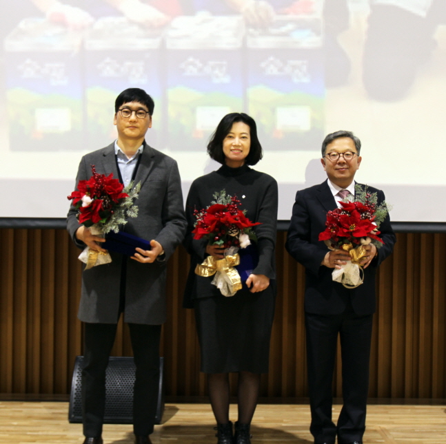황홍석 KCC 이사(왼쪽에서 첫번째)가 지난 19일 2019 온동네 성과공유 한마당에서 감사패 수상자들과 기념사진을 촬영하고 있다.ⓒKCC