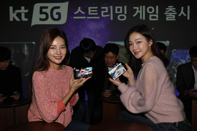 20일 서울 성동구 성수역 인근 카페봇에서 열린 KT 5G 스트리밍 게임 출시행사에서 모델들이 포즈를 취하고 있다. ⓒ데일리안 홍금표 기자
