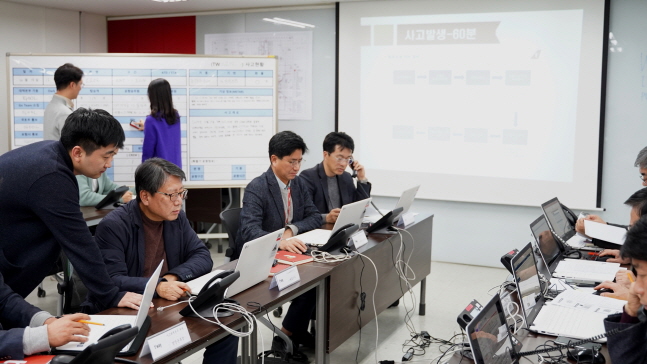 티웨이항공 관계자들이 19일 서울 강서구 본사에서 비상대흥훈련에 임하고 있다.ⓒ티웨이항공