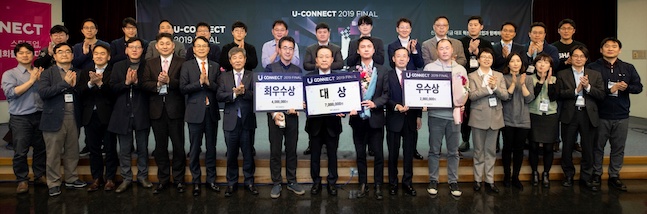 윤대희 신용보증기금 이사장(앞줄 가운데)이 19일 서울 마포구 서울창업허브에서 개최된 ‘U-CONNECT 2019 FINAL’ 데모데이에서 수상자들과 기념촬영을 하고 있다. ⓒ신용보증기금