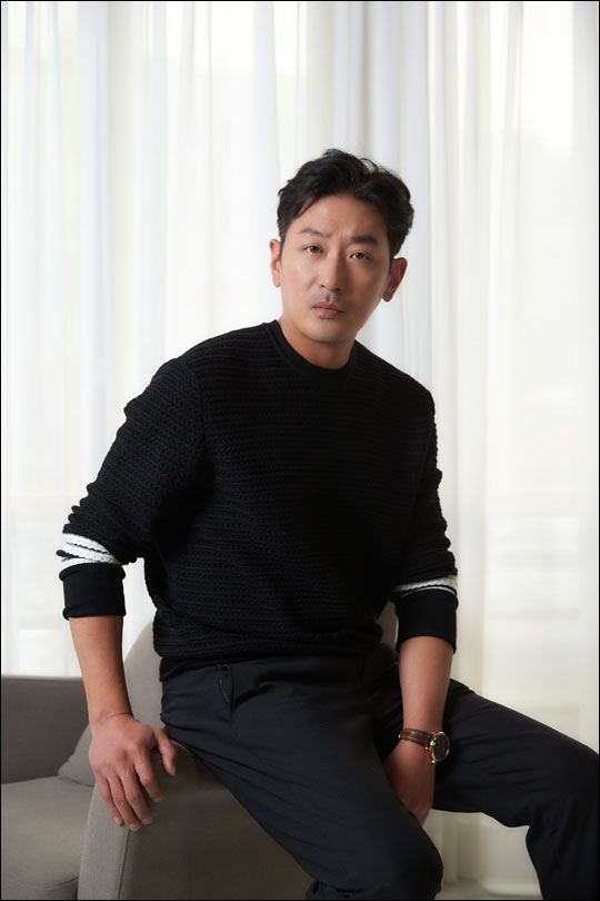 배우 하정우는 영화 '백두산'에서 특전사 대위 조인창 역을 맡았다.ⓒCJ엔터테인먼트