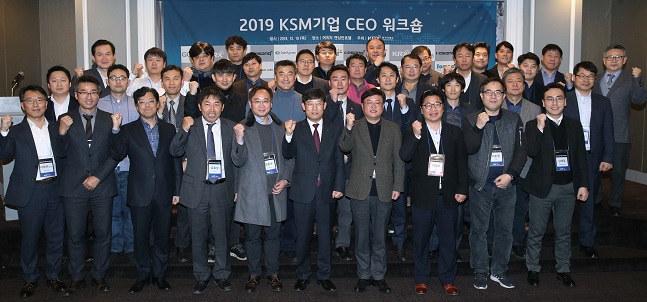 정운수 한국거래소 코스닥시장본부장(앞줄 왼쪽 여섯번째)과 KSM기업 CEO들이 파이팅을 외치며 기념촬영을 하고 있다.ⓒ거래소