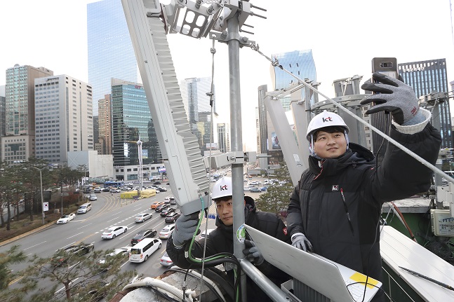 KT 네트워크부문 직원들이 서울 강남대로 인근에서 네트워크 품질을 점검하고 있다.ⓒKT