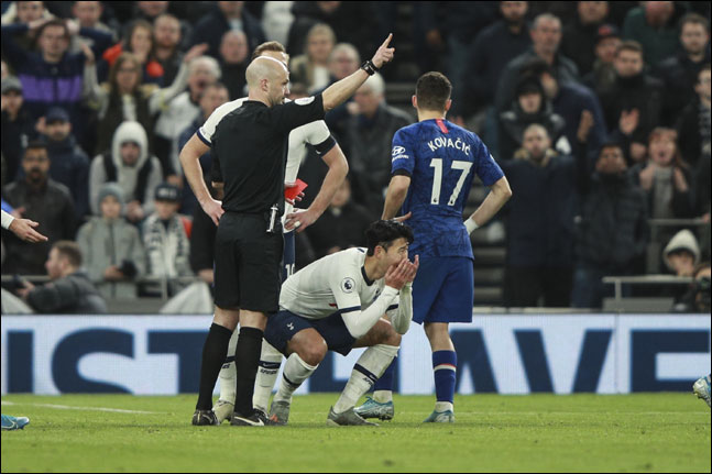 손흥민이 23일 첼시와의 홈경기서 레드카드를 받자 그라운드에 주저앉으며 억울함을 호소하고 있다. ⓒ 뉴시스