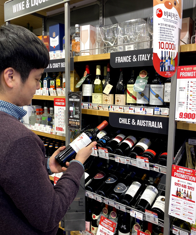 고객이 이마트24에서 와인을 살펴보고 있다.ⓒ이마트24