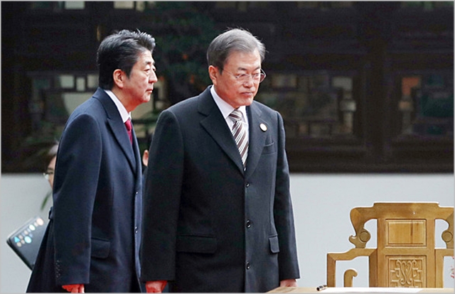 문재인 대통령과 아베 신조 일본 총리가 지난 24일 중국 쓰촨성 청두 두보초당에서 열린 한중일 협력 20주년 기념식에 참석하고 있다. ⓒ뉴시스