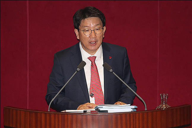 권성동 자유한국당 의원이 24일 오전 국회 본회의장에서 무제한 토론을 하고 있다. ⓒ데일리안 류영주 기자