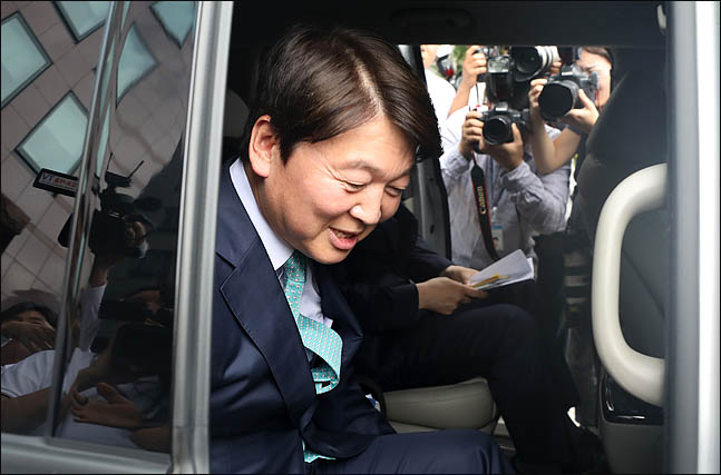 안철수 전 국민의당 대표가 2018년 지방선거 당시 환한 얼굴로 차량에 탑승하고 있다. 자료사진. ⓒ데일리안 박항구 기자 