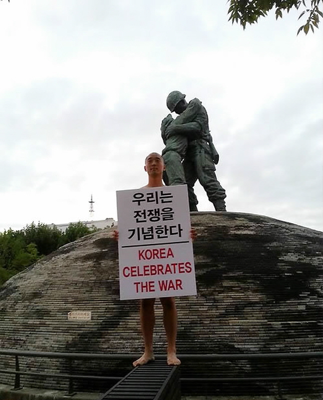 군대 폐지를 주장해 온 강의석 독립영화감독이 지난 2013년 10월 1일 당시 서울 용산 전쟁기념관에서 대규모 시가행진에 반대하는 누드 시위를 벌이고 있다.ⓒ연합뉴스