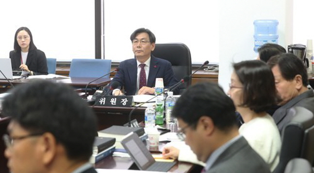 엄재식 원자력안전위원회 위원장이 24일 오전 서울 원자력안전위원회에서 열린 회의를 주재하고 있다.ⓒ연합뉴스 