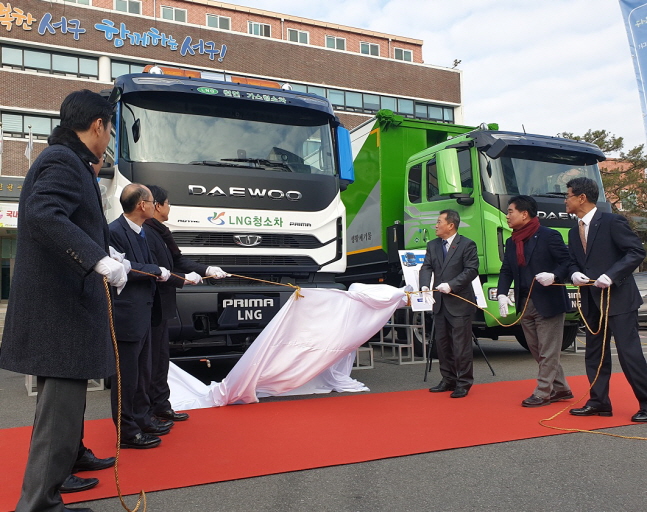 한국가스공사는 26일 인천광역시 서구청에서 ‘LNG(액화천연가스) 청소차 인도식’을 개최했다.ⓒ한국가스공사