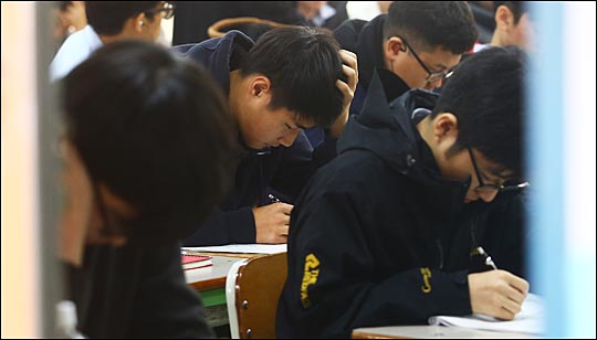 2016 수학능력시험을 일주일 앞둔 5일 서울 청운동 경복고등학교에서 고3 수험생들이 자습하고 있다. ⓒ데일리안 