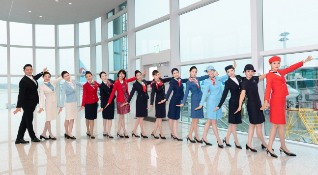 대한항공 객실승무원들이 지난 10월 2일 오후 인천국제공항에서 열린 창립 50주년 기념 항공편 행사에서 역대 유니폼 11종을 입고 기념 촬영을 하고 있다.ⓒ대한항공