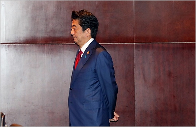 아베 신조 일본 총리가 지난 24일 중국 청두 샹그릴라 호텔에서 문재인 대통령과의 정상회담을 기다리고 있다. ⓒ뉴시스