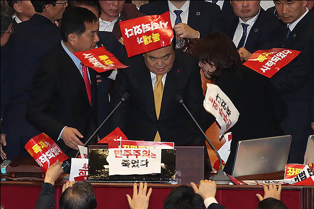 27일 오후 서울 여의도 국회 본회의장에서 자유한국당 의원들이 문희상 국회의장에게 피켓을 뿌리고 있다. ⓒ데일리안 류영주 기자