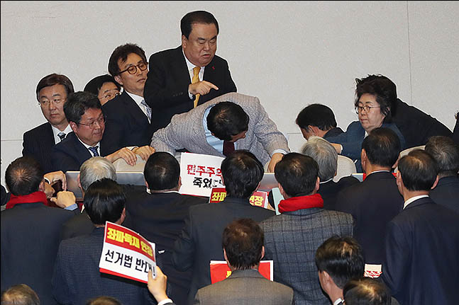 27일 오후 서울 여의도 국회 본회의장에서 문희상 국회의장이 자유한국당 의원들의 저지를 뚫고 의장석으로 향하고 있다. ⓒ데일리안 류영주 기자 