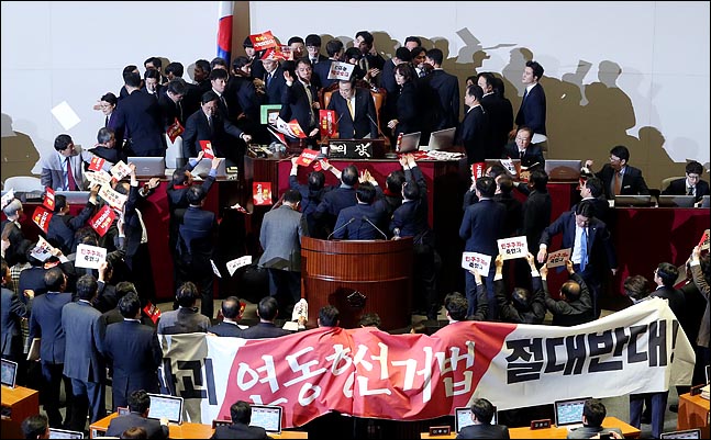 27일 오후 열린 국회 본회의에서 문희상 국회의장이 자유한국당 의원들의 격렬한 항의속에 선거법 개정안 가결을 선포하고 있다. ⓒ데일리안 박항구 기자