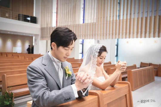 배우 이완과 프로 골퍼 이보미의 결혼식 사진이 공개됐다.ⓒ스토리제이컴퍼니