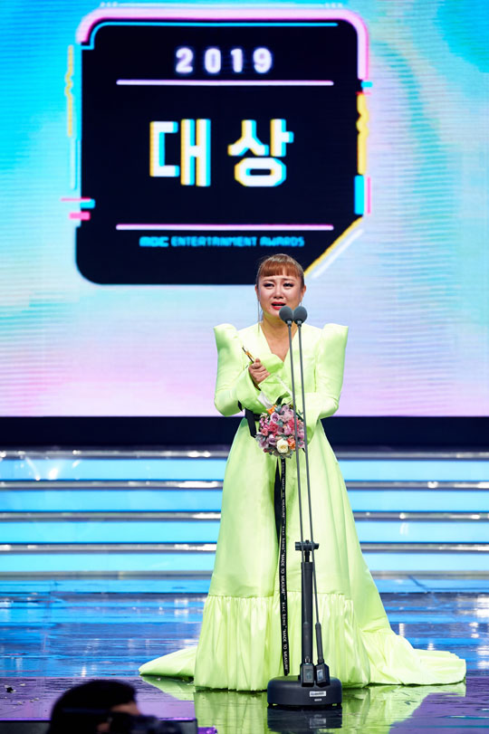 개그맨 박나래가 2019 MBC 방송연예대상에서 영예의 대상을 차지했다.ⓒMBC