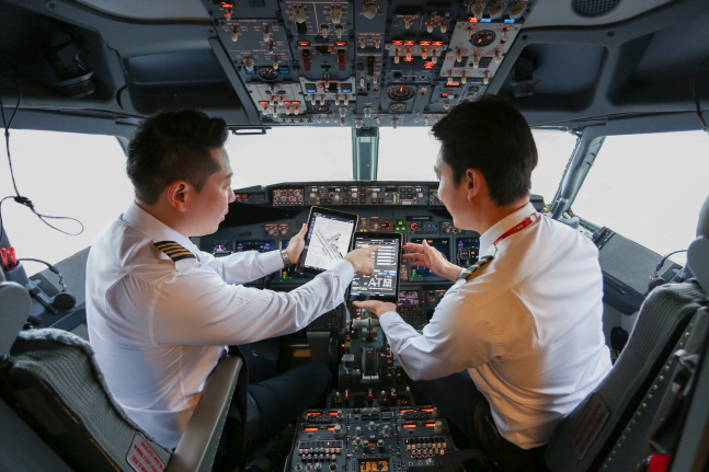 티웨이항공 조종사들이 이번에 도입된 항공기 성능 계산 프로그램 'OPT(Onboard Performance Tool)'를 사용해 보고 있다.ⓒ티웨이항공
