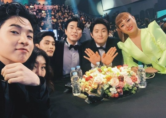 개그맨 박나래가 2019 MBC '방송연예대상'에서 대상을 수상한 가운데 '나 혼자 산다' 팀이 박나래의 대상을 축하했다.ⓒ헨리 SNS