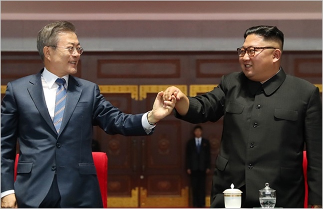 문재인 대통령(왼쪽)과 김정은 북한 국무위원장 ⓒ평양사진공동취재단