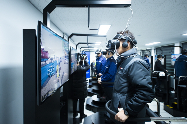 한국중부발전 직원이 낙하 관련 가상현실 안전체험교육시스템을 시연하고 있다.ⓒ한국중부발전