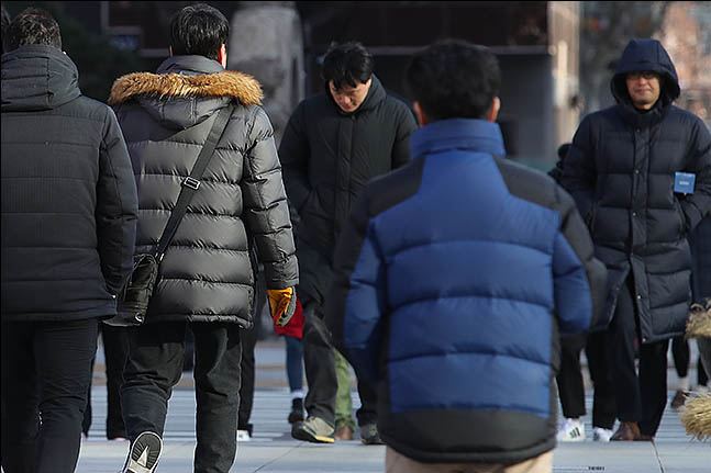 서울 아침 기온이 영하 11도까지 떨어지는 등 전국 대부분 지역에 한파특보가 이어진 31일 오전 서울 광화문 네거리에 시민들이 발걸음을 옮기고 있다. ⓒ데일리안 류영주 기자