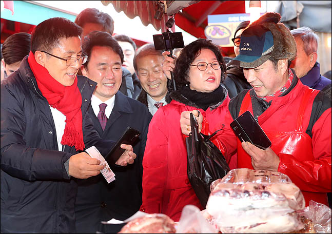 황교안 자유한국당 대표가 31일 오후 서울 영등포구 대림동 우리시장을 방문해 물건을 구입하고 있다. ⓒ데일리안 박항구 기자 