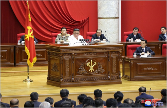 김정은 북한 국무위원장이 평양에서 노동당 제7기 제5차 전원회의 2일차 회의를 진행하던 모습.ⓒ조선중앙통신