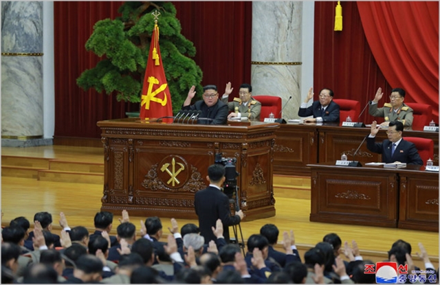 김정은 북한 국무위원장이 지난달 31일 노동당 중앙위원회 본부청사에서 제7기 제5차 전원회의를 지도했다고 1일 조선중앙통신이 보도했다. ⓒ조선중앙통신