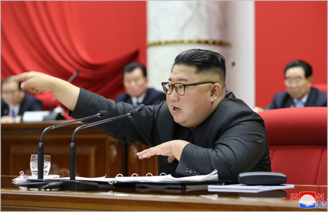 김정은 북한 국무위원장이 지난달 31일 노동당 중앙위원회 본부청사에서 제7기 제5차 전원회의를 진행하고 있다. ⓒ조선중앙통신