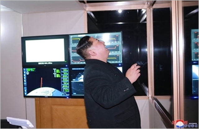 김정은 북한 국무위원장이 대륙간탄도미사일(ICBM) '화성-15형' 발사를 지켜보고 있다. ⓒ조선중앙통신