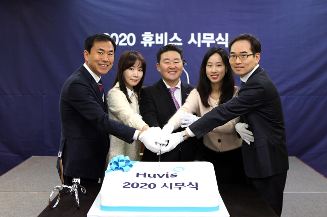 신유동 휴비스 대표(가운데)가 2일 서울 강남구 본사에서 열린 2020년 시무식에서 임직원 대표들과 새해 기념 케이크를 자르고 있다.ⓒ휴비스