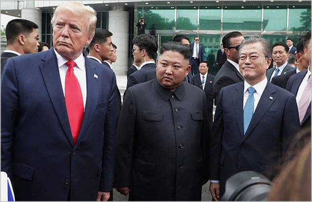 문재인 대통령, 김정은 북한 국무위원장, 도널드 트럼프 미국대통령이 지난해 6월 판문점 공동경비구역 자유의 집 앞에서 회동하고 있다. ⓒ청와대