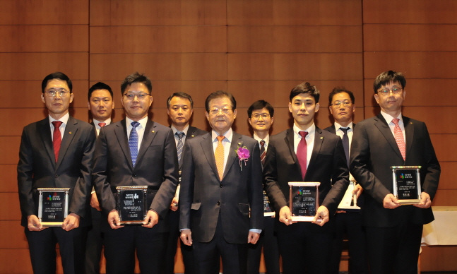 이근영 DB그룹 회장(앞줄 가운데)이 2일 서울 강남구 대치동 DB금융센터에서 개최된 2020년 시무식에 앞서 진행된 경영대상 시상식에서 수상자들과 기념촬영을 하고 있다.ⓒDB그룹