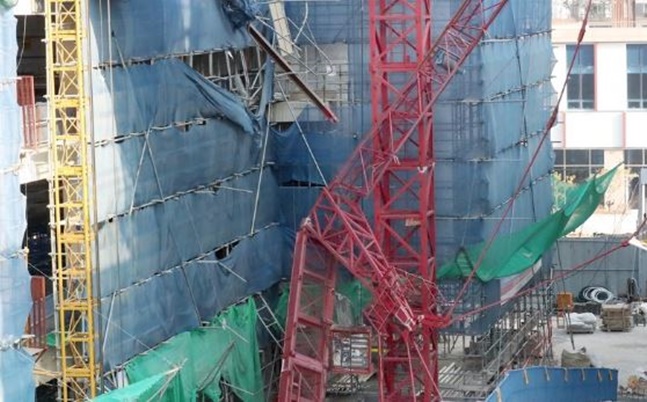 인천의 한 신축 건물 공사장에서 30m 높이의 타워크레인이 쓰러지면서 근로자들이 추락해 2명이 숨지고 1명이 다쳤다. ⓒ연합뉴스