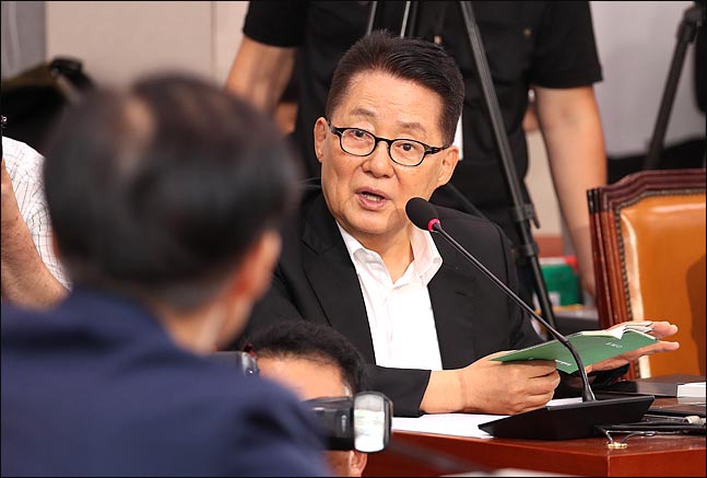 박지원 대안신당 의원이 지난해 9월 6일 국회 법제사법위원회에서 열린 조국 법무장관 후보자 인사청문회에서 질의하고 있다. ⓒ데일리안 박항구 기자