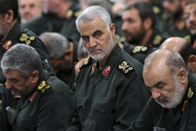 술레이마니 사령관(가운데)이 지난 2016년 9월18일 테헤란에서 이란혁명수비대 지휘관들과 함께 이란 최고 지도자 아야톨라 알리 하메네이가 주재한 회의에 참석한 모습.ⓒ뉴시스