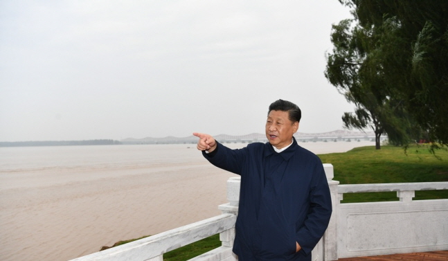 중국 중부 허난성 시찰에 나선 시진핑 국가주석이 지난해 9월 17일 정저우 국립 지질공원에서 황허를 가리키며 생태보호 상황을 점검하고 있다.ⓒ연합뉴스