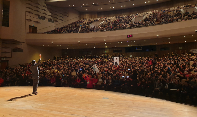 김진태 자유한국당 의원이 4일 오후 강원 춘천시 백령아트센터에서 2000여 명이 몰린 가운데 열린 의정보고회에서 발언하고 있다. ⓒ김진태 의원실 제공