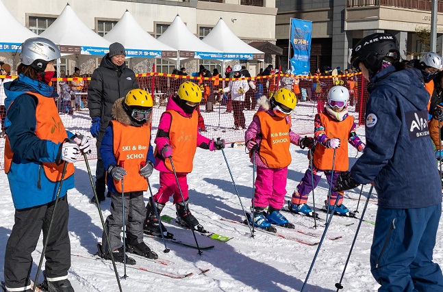 한국투자증권은 1월 4~5일 강원도 평창 알펜시아 리조트에서 한국투자금융그룹 계열사 임직원 가족이 참여한 '트루프렌드(truefriend) 2020 한가족 스키캠프'를 열었다고 6일 밝혔다.ⓒ한국투자증권
