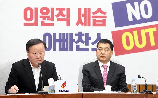 김재원 자유한국당 정책위의장(사진 왼쪽). ⓒ데일리안 박항구 기자