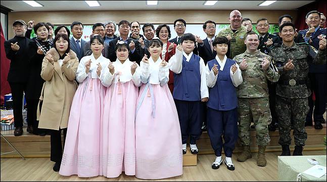 7일 경기도 파주 DMZ 내 대성동초등학교에서 열린 졸업식에서 졸업생들과 참석자들이 기념촬영을 하고 있다.ⓒ사진공동취재단 