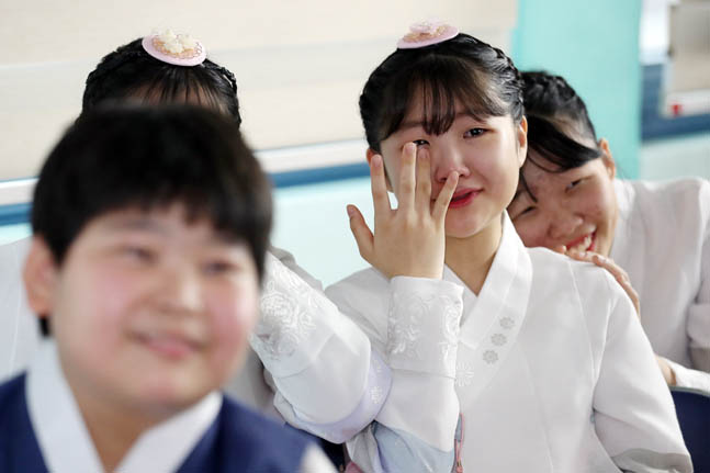 7일 오전 경기도 파주 DMZ 내 대성동초등학교에서 열린 졸업식에서 허예린 졸업생들이 축하영상을 보며 눈물을 훔치고 있다.ⓒ사진공동취재단