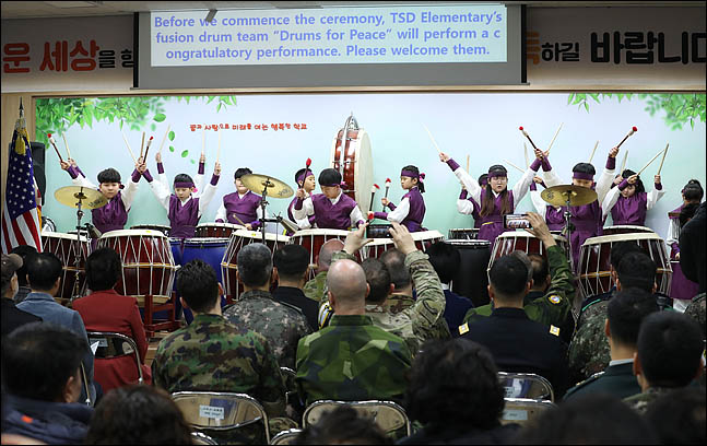 7일 오전 경기도 파주 DMZ 내 대성동초등학교에서 열린 졸업식에서 재학생들이 축하공연을 하고 있다.ⓒ사진공동취재단